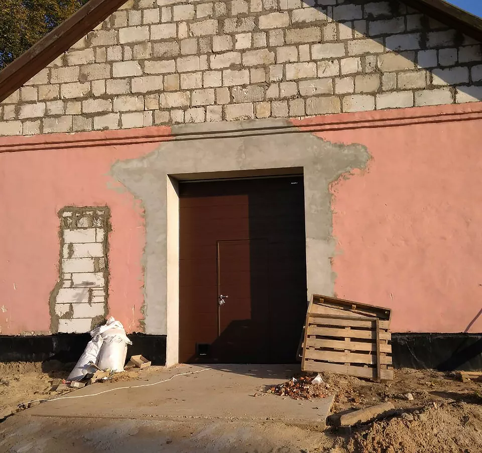 Установка промышленных секционных ворот DoorHan в дер. Неманица